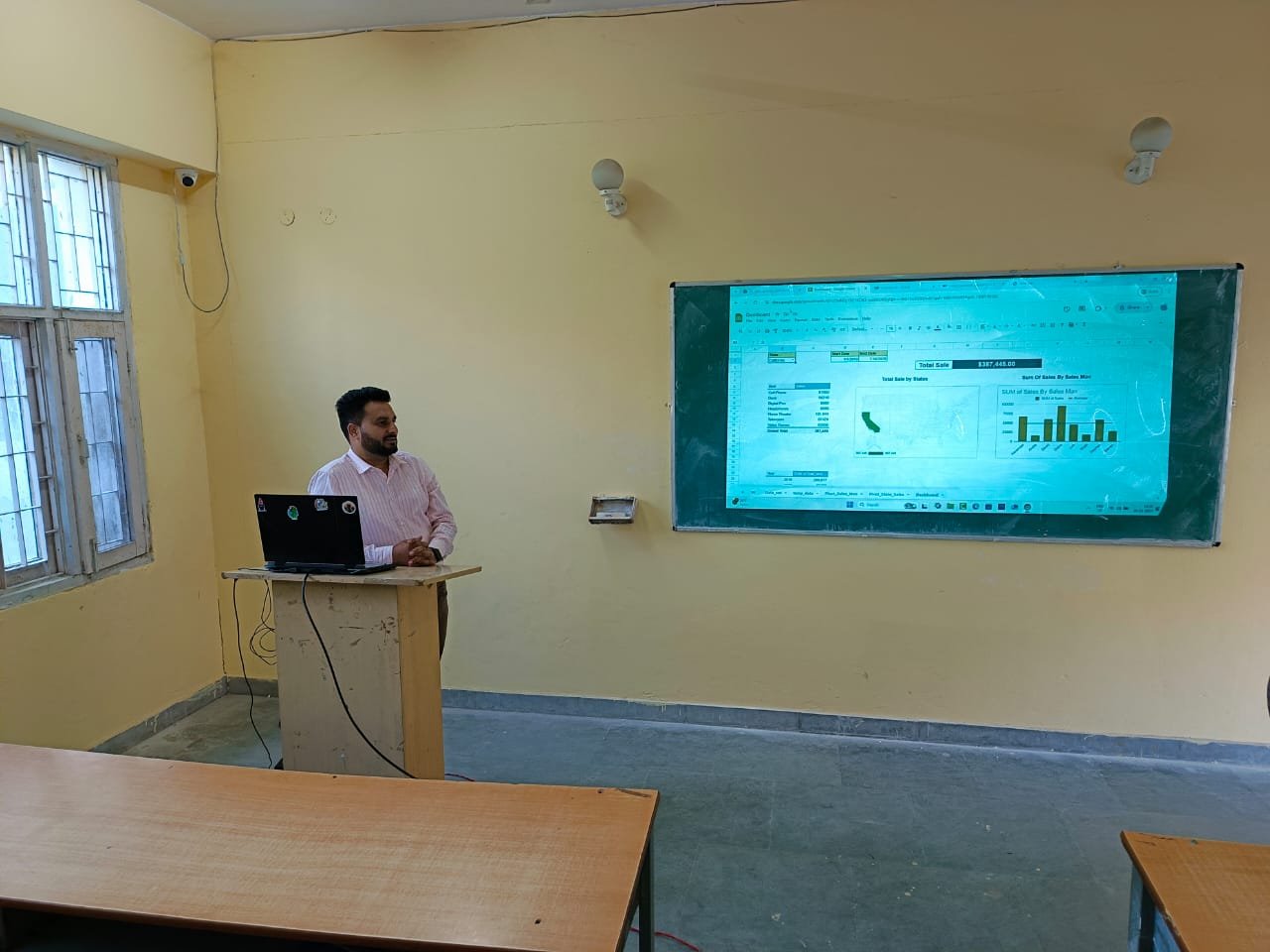 SKYSYS trainer delivering workshop on podium at college